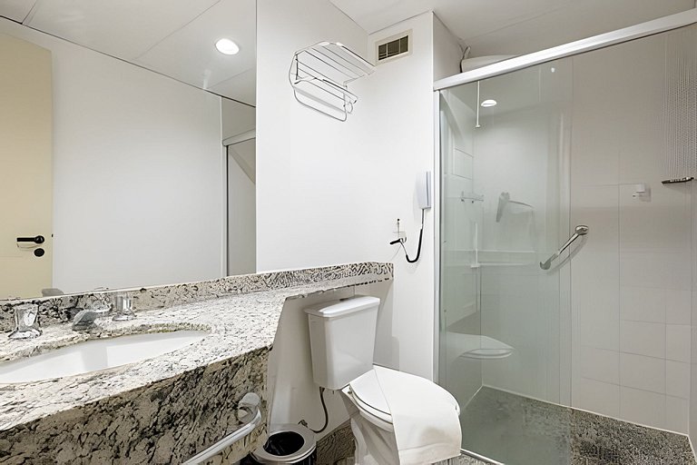 Flat espaçoso c/copa localização privilegiada 1802