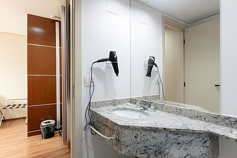 Flat espaçoso c/copa localização privilegiada 1701
