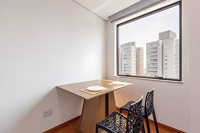 Flat espaçoso c/copa localização privilegiada 1310