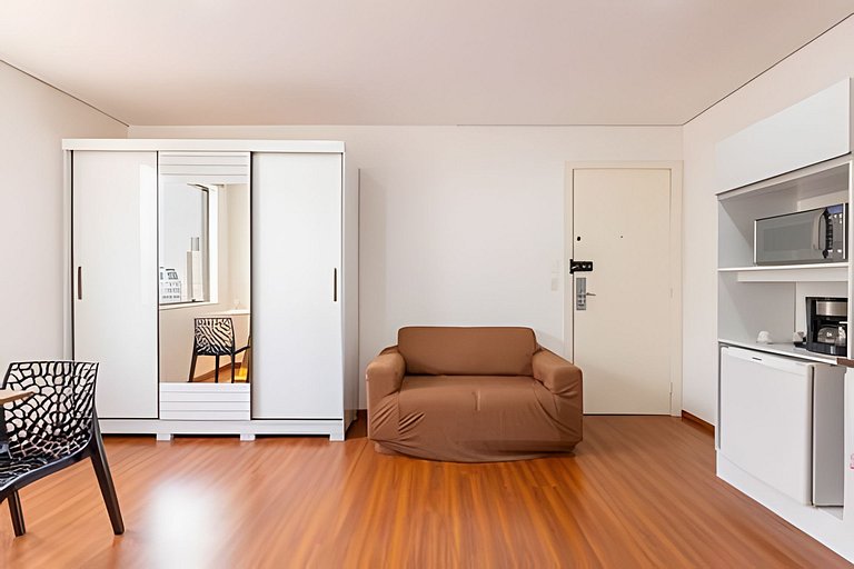 Flat espaçoso c/copa localização privilegiada 1310