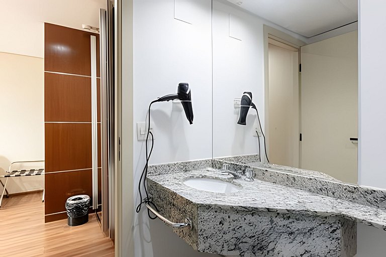 Flat espaçoso c/copa localização privilegiada 1305
