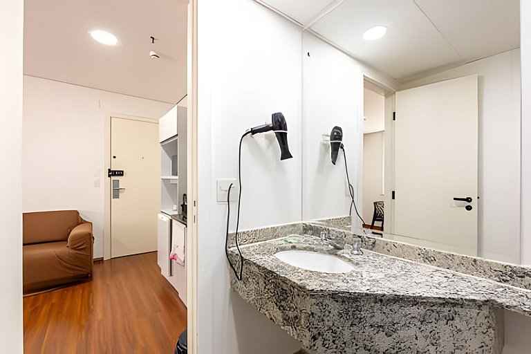 Flat espaçoso c/copa localização privilegiada 1309