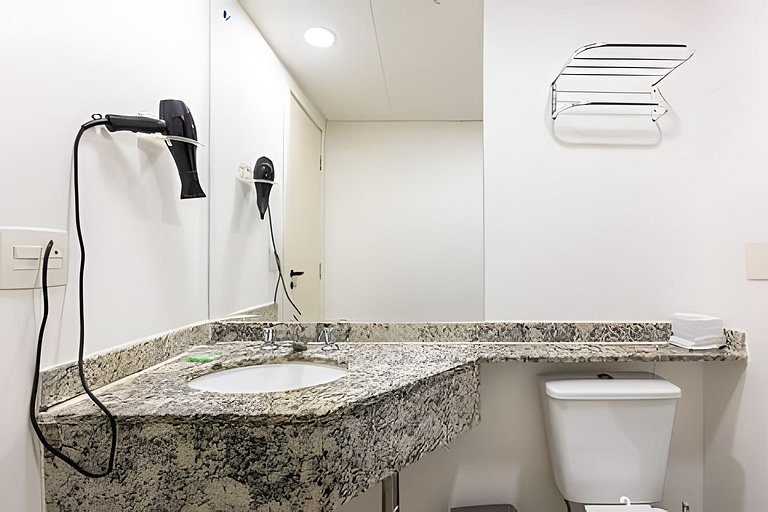 Flat espaçoso c/copa localização privilegiada 1309