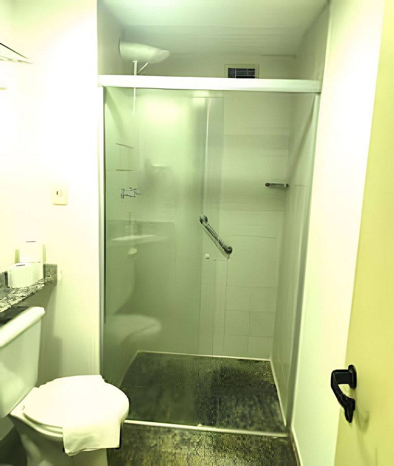 Flat espaçoso,c/copa localização privilegiada 1304