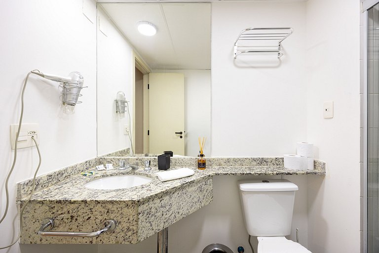 Flat espaçoso,c/copa localização privilegiada 1304