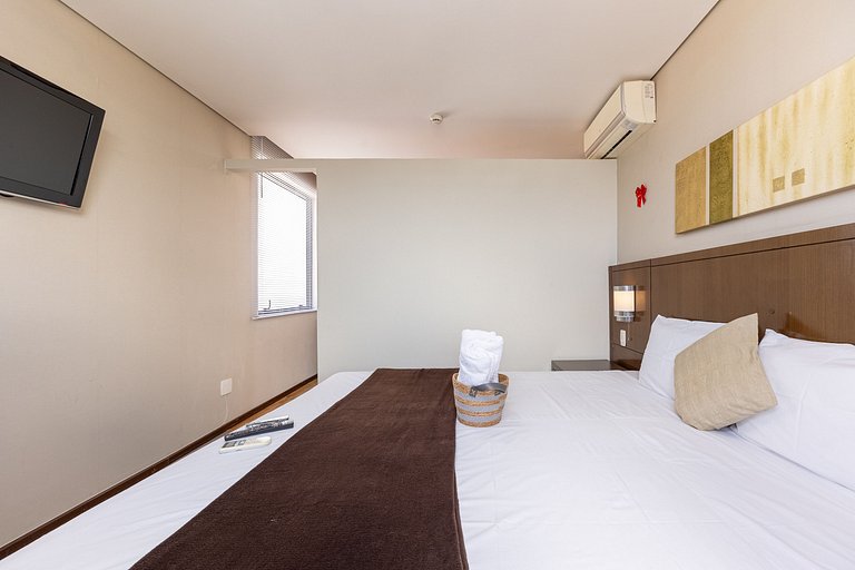 Flat espaçoso,c/copa localização privilegiada 1304