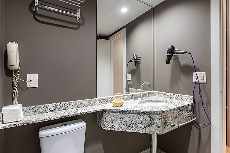 Flat espaçoso,c/copa localização privilegiada 1510
