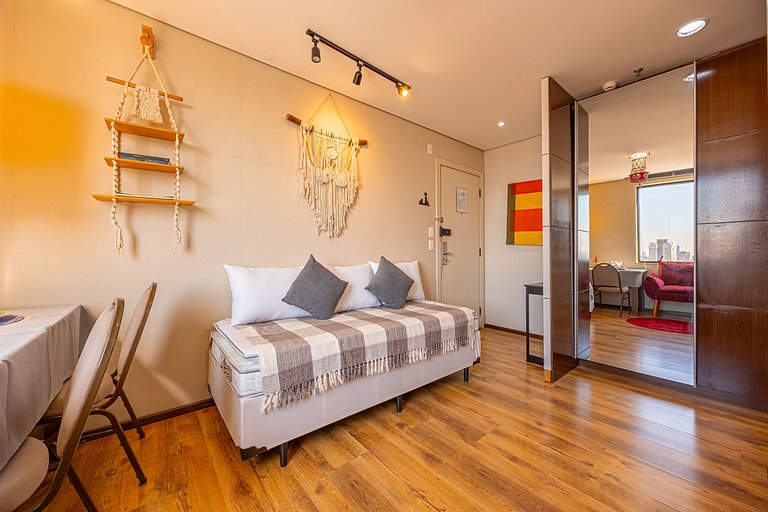 Flat espaçoso completo | Vaga inclusa | 3 hóspedes