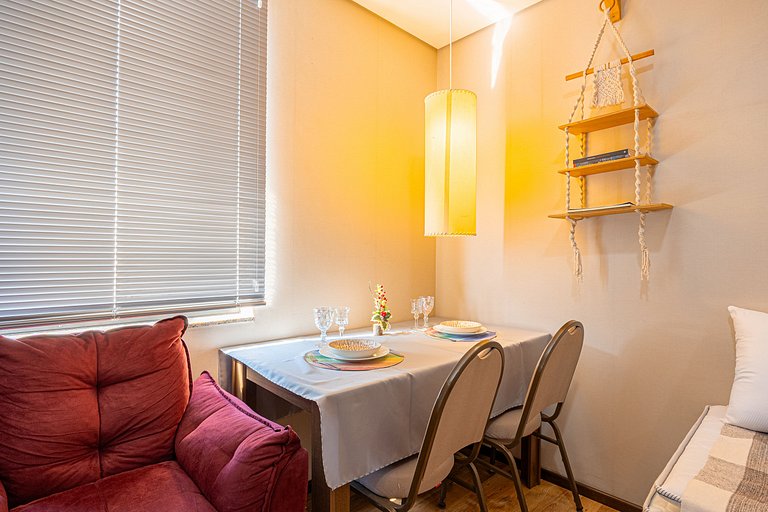 Flat espaçoso completo | Vaga inclusa | 3 hóspedes